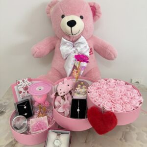 Pembe Kat Kat Mutluluk İkili - Sevgiliye Romantik Hediye Kutusu | Kar Küresi + Takı + Peluş Ayıcık