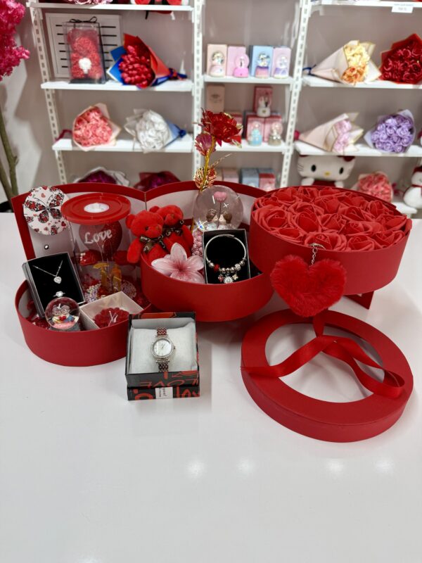 Kırmızı Kat Kat Mutluluk - Sevgiliye Özel Hediye | Kar Küresi + Çelik Takı + Peluş Ayıcık