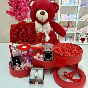 Kırmızı Kat Kat Mutluluk - Sevgiliye Özel Hediye | Kar Küresi + Takı + Ayıcık + Buket