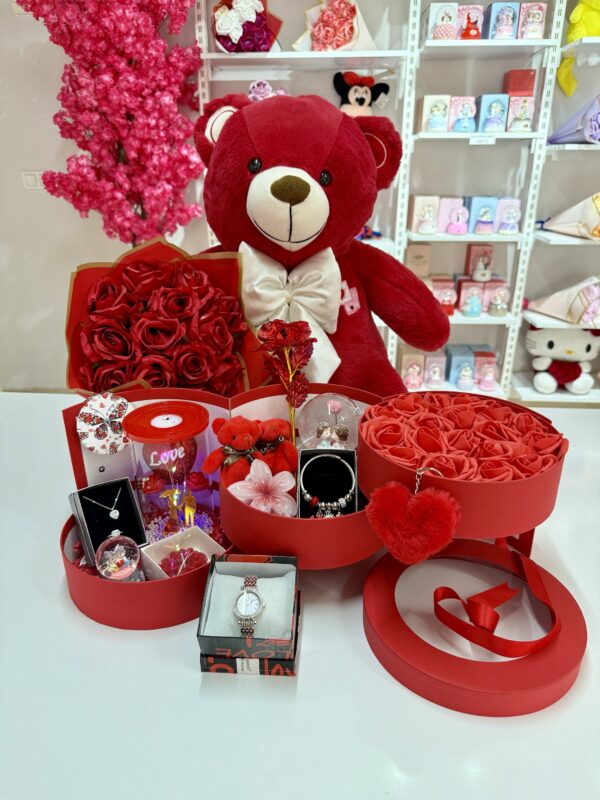 Kırmızı Kat Kat Mutluluk - Sevgiliye Özel Hediye | Kar Küresi + Takı + Ayıcık + Buket