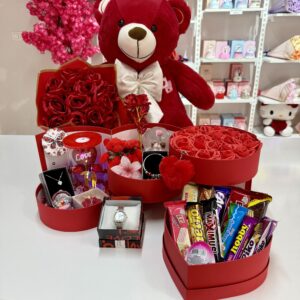 Kırmızı Kat Kat Mutluluk - Sevgiliye Özel Hediye | Kar Küresi + Takı + Ayıcık + Çikolata