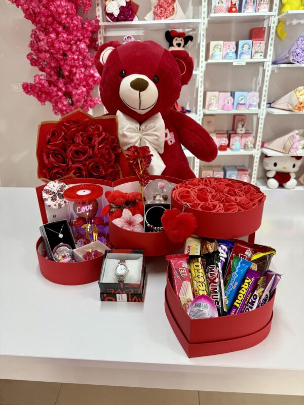 Kırmızı Kat Kat Mutluluk - Sevgiliye Özel Hediye | Kar Küresi + Takı + Ayıcık + Çikolata