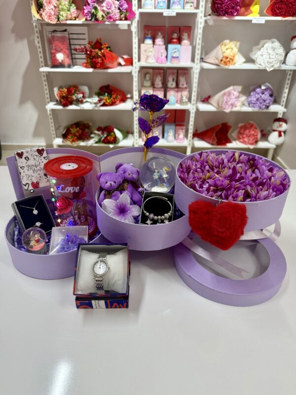 Mor Kat Kat Mutluluk - Sevgiliye Özel Hediye | Kar Küresi + Çelik Takı + Peluş Ayıcık