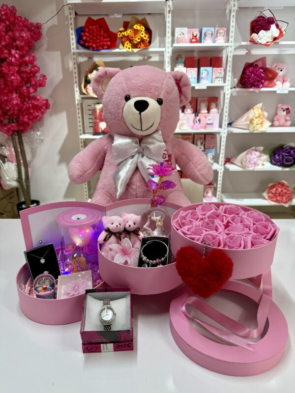 Pembe Kat Kat Mutluluk İkili - Sevgiliye Romantik Hediye Kutusu | Kar Küresi + Takı + Peluş Ayıcık