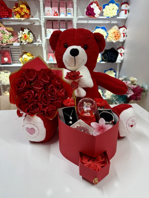 Full Kırmızı Aşk Evreni - Sevgiliye Romantik Hediye Kutusu | Kar Küresi + Çelik Takı + Peluş Ayı + Gül Buketi