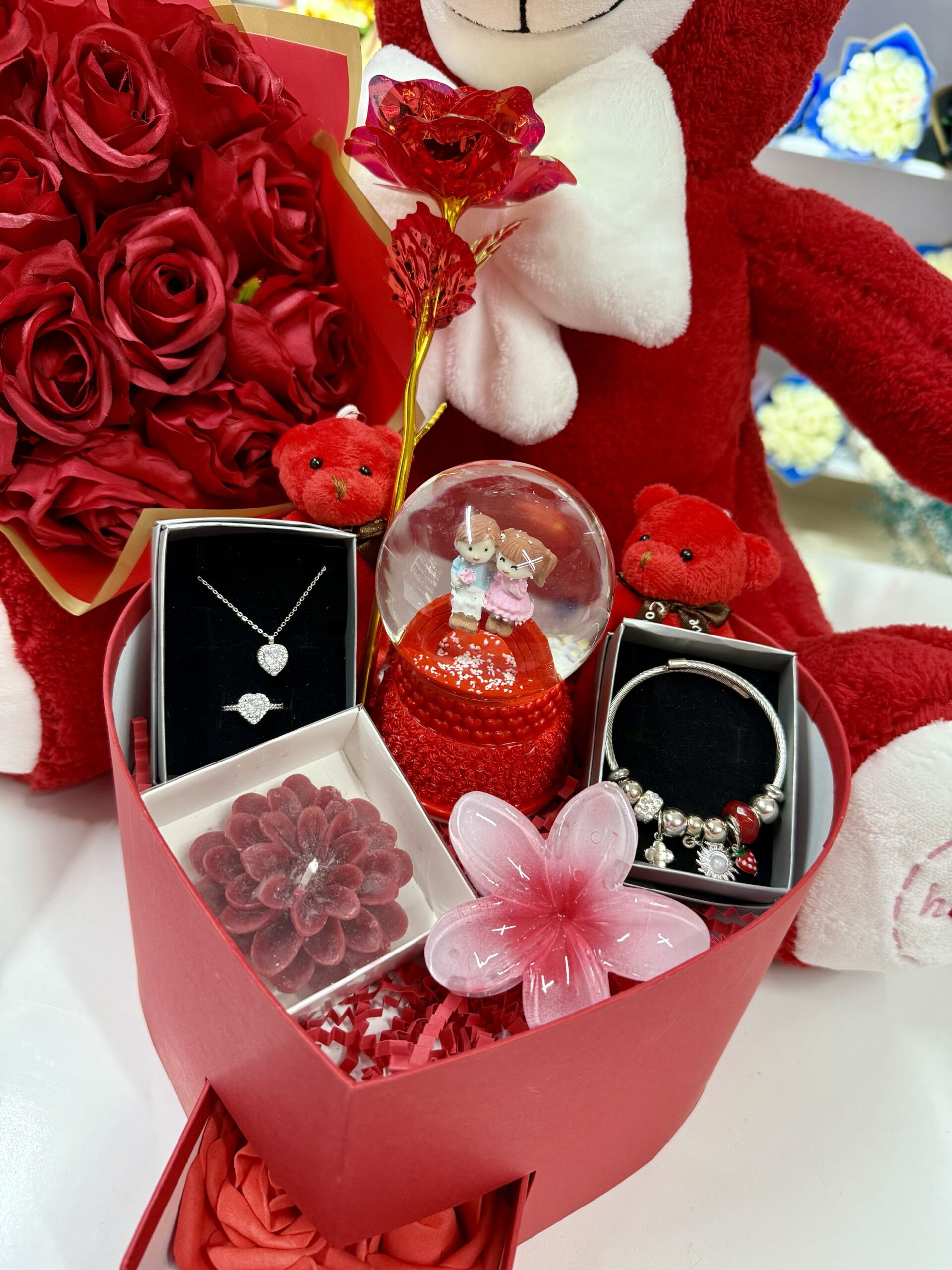 Full Kırmızı Aşk Evreni - Sevgiliye Romantik Hediye Kutusu | Kar Küresi + Çelik Takı + Peluş Ayı + Gül Buketi - Görsel 4