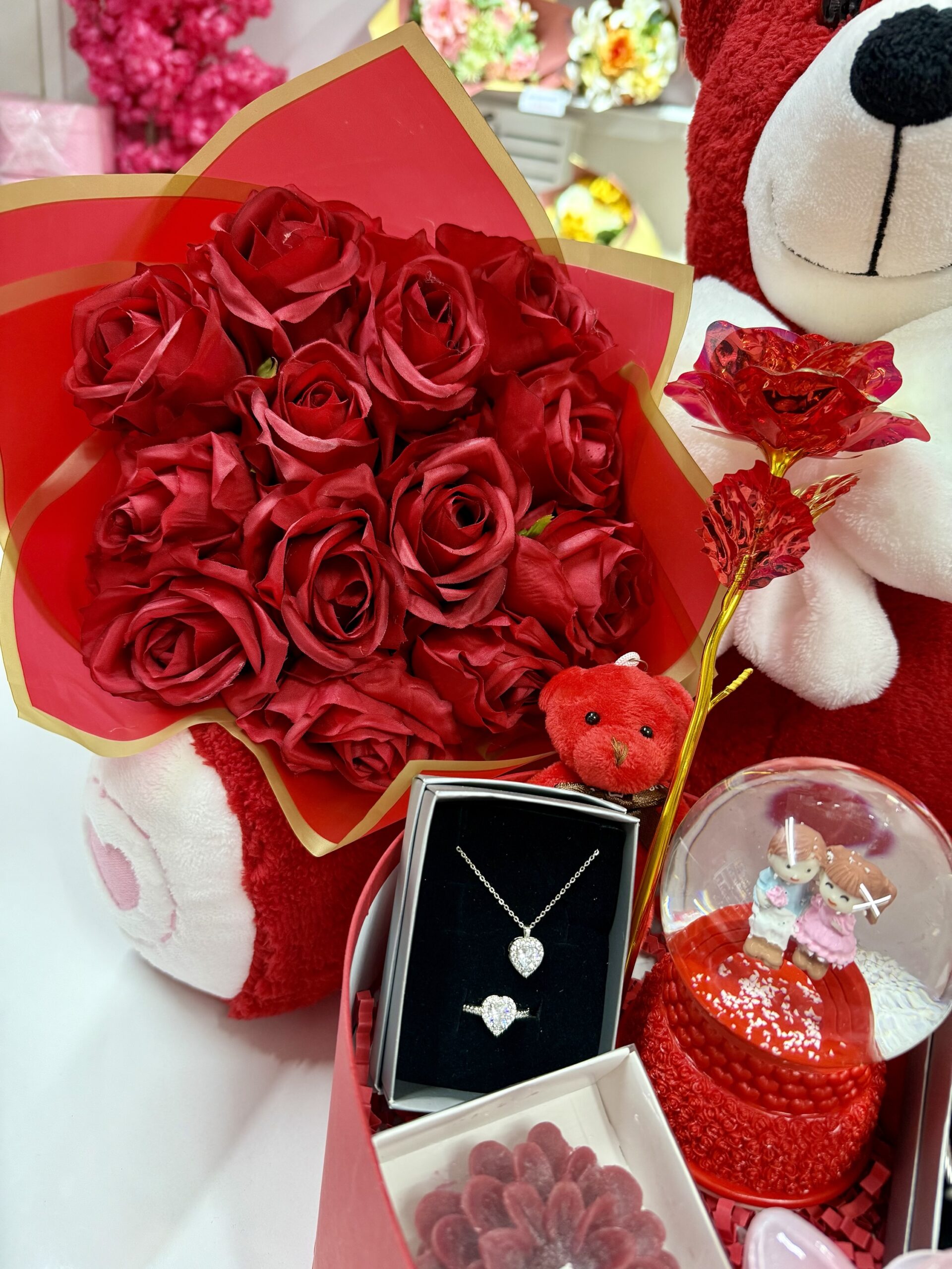 Full Kırmızı Aşk Evreni - Sevgiliye Romantik Hediye Kutusu | Kar Küresi + Çelik Takı + Peluş Ayı + Gül Buketi - Görsel 3