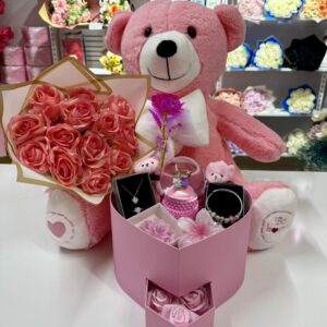 Full Pembe Aşk Evreni - Sevgiliye Romantik Hediye Kutusu | Kar Küresi + Takı + Ayıcık + Gül
