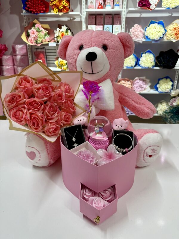 Full Pembe Aşk Evreni - Sevgiliye Romantik Hediye Kutusu | Kar Küresi + Takı + Ayıcık + Gül