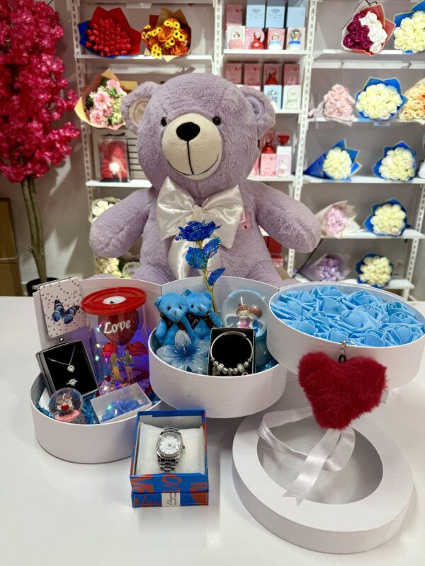 Mavi Kat Kat Mutluluk İkili – Sevgiliye Romantik Hediye Kutusu | Kar Küresi + Takı + Peluş Ayıcık