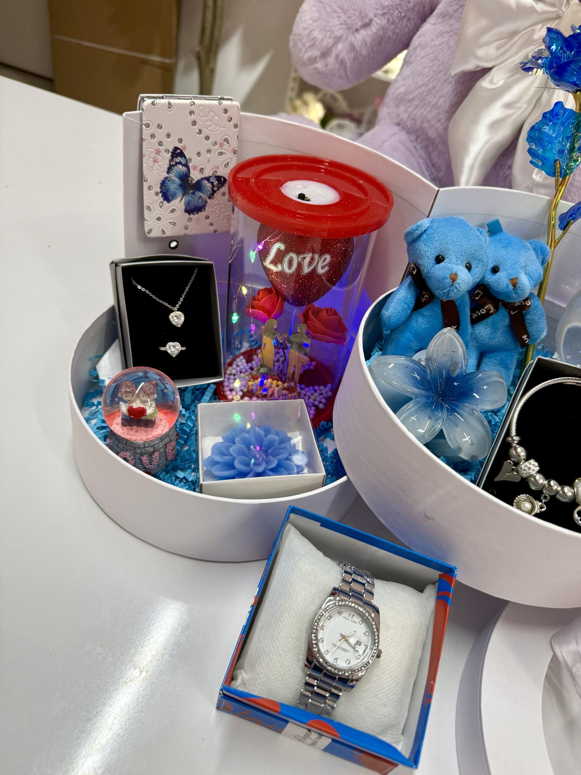 Mavi Kat Kat Mutluluk İkili – Sevgiliye Romantik Hediye Kutusu | Kar Küresi + Takı + Peluş Ayıcık - Görsel 2