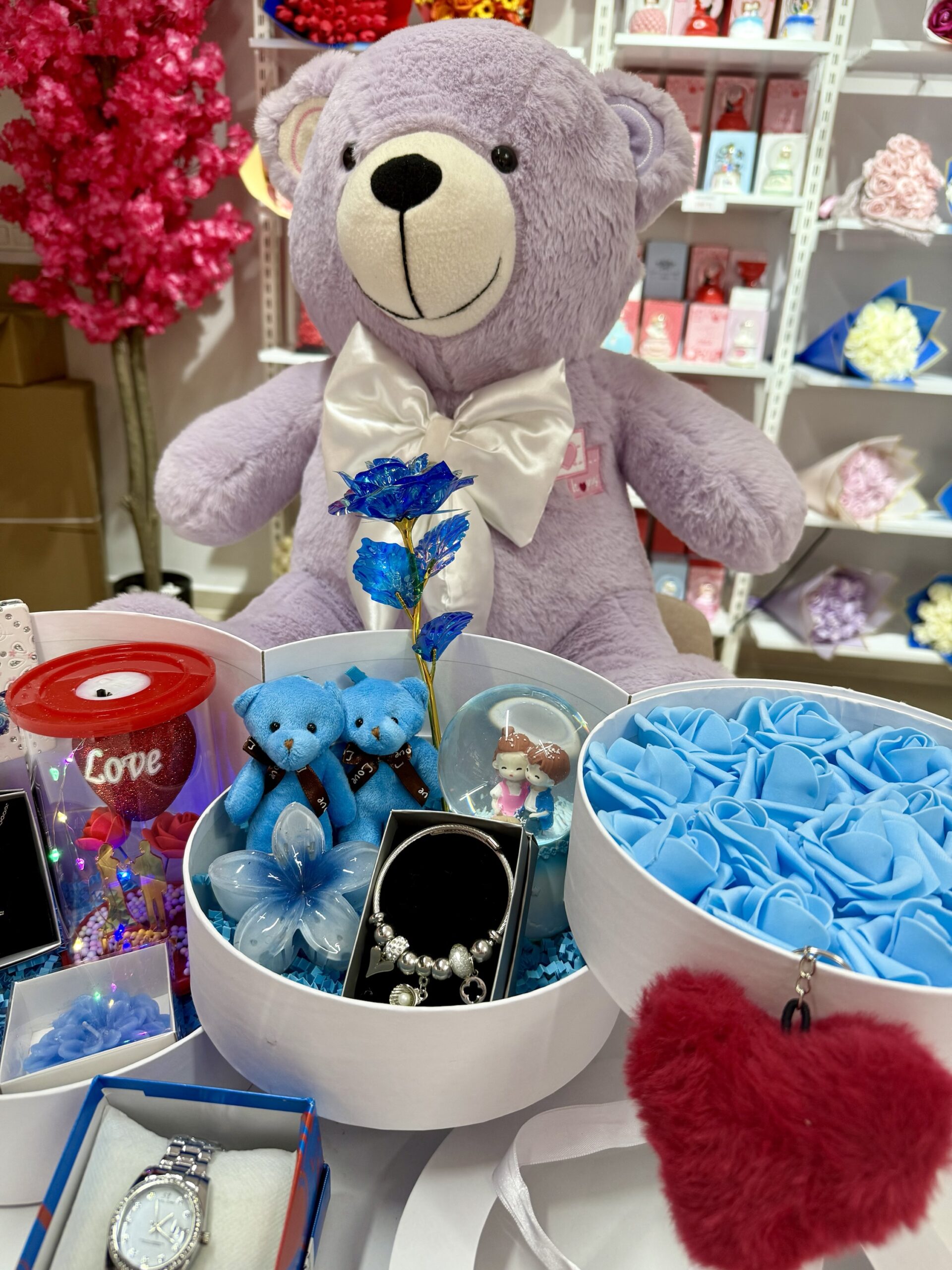 Mavi Kat Kat Mutluluk İkili – Sevgiliye Romantik Hediye Kutusu | Kar Küresi + Takı + Peluş Ayıcık - Görsel 4