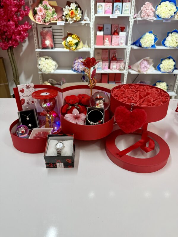 Kırmızı Kat Kat Mutluluk - Sevgiliye Özel Hediye | Kar Küresi + Çelik Takı + Peluş Ayıcık