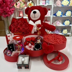 Kırmızı Kat Kat Mutluluk - Sevgiliye Özel Hediye | Kar Küresi + Takı + Ayıcık + Buket