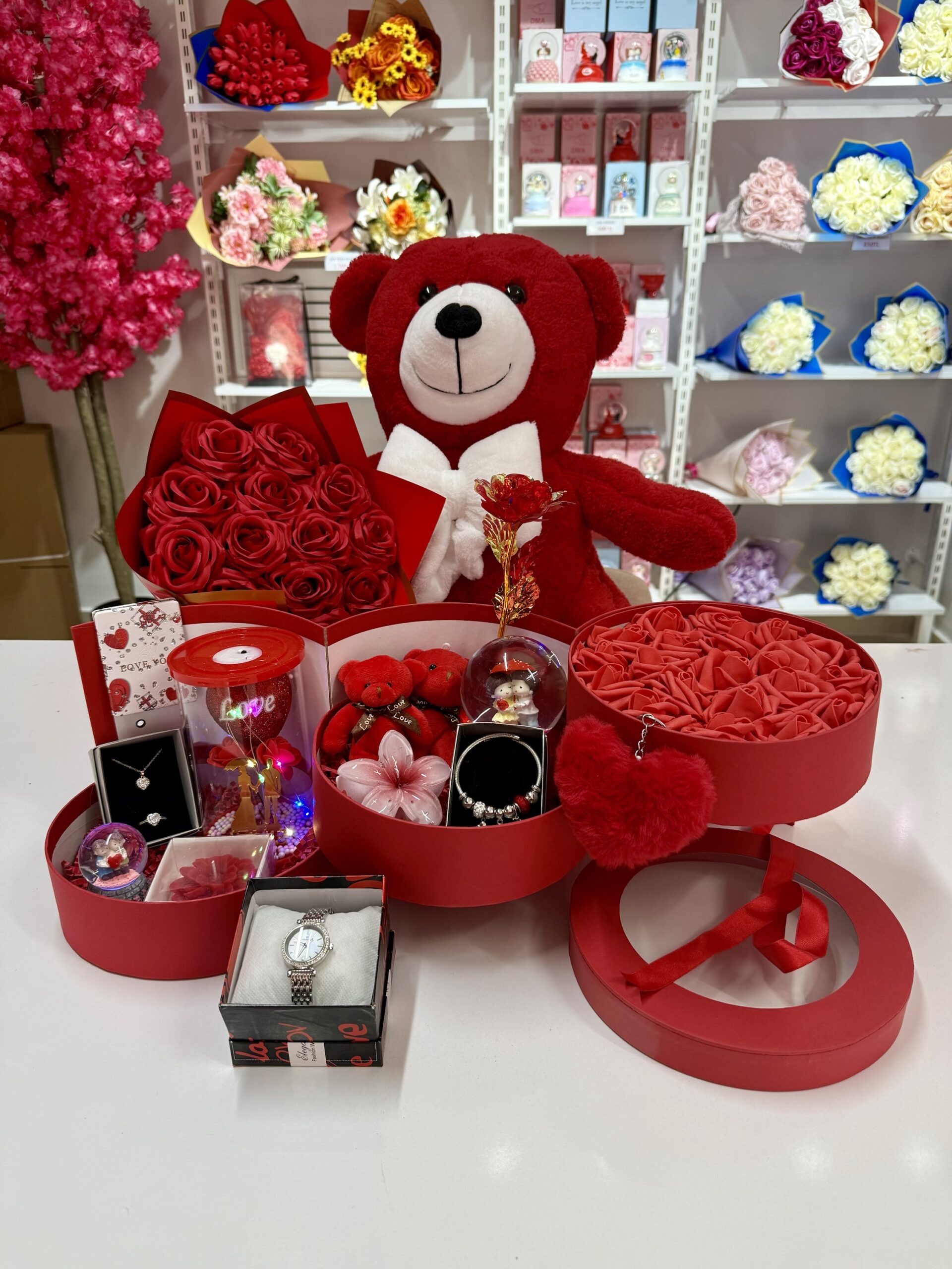 Kırmızı Kat Kat Mutluluk - Sevgiliye Özel Hediye | Kar Küresi + Takı + Ayıcık + Buket