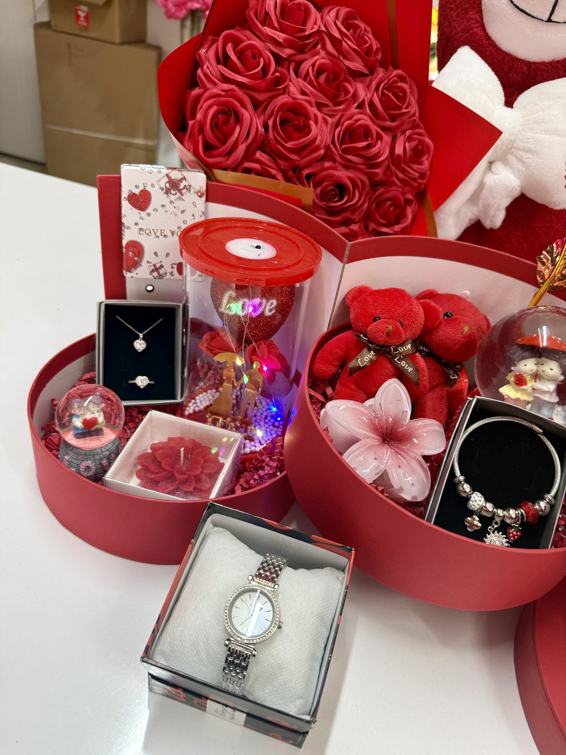 Kırmızı Kat Kat Mutluluk - Sevgiliye Özel Hediye | Kar Küresi + Takı + Ayıcık + Buket - Görsel 2