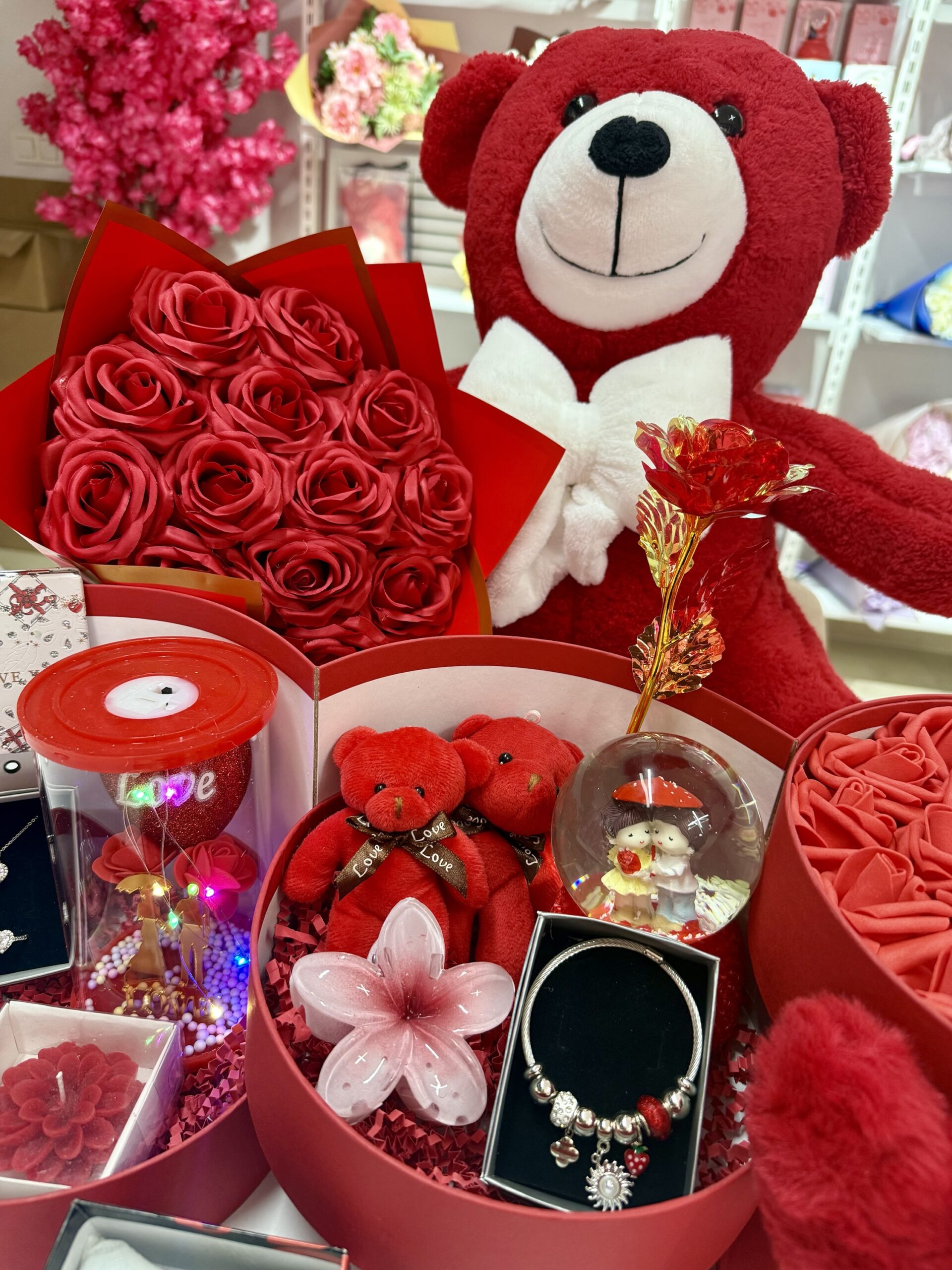 Kırmızı Kat Kat Mutluluk - Sevgiliye Özel Hediye | Kar Küresi + Takı + Ayıcık + Buket - Görsel 3