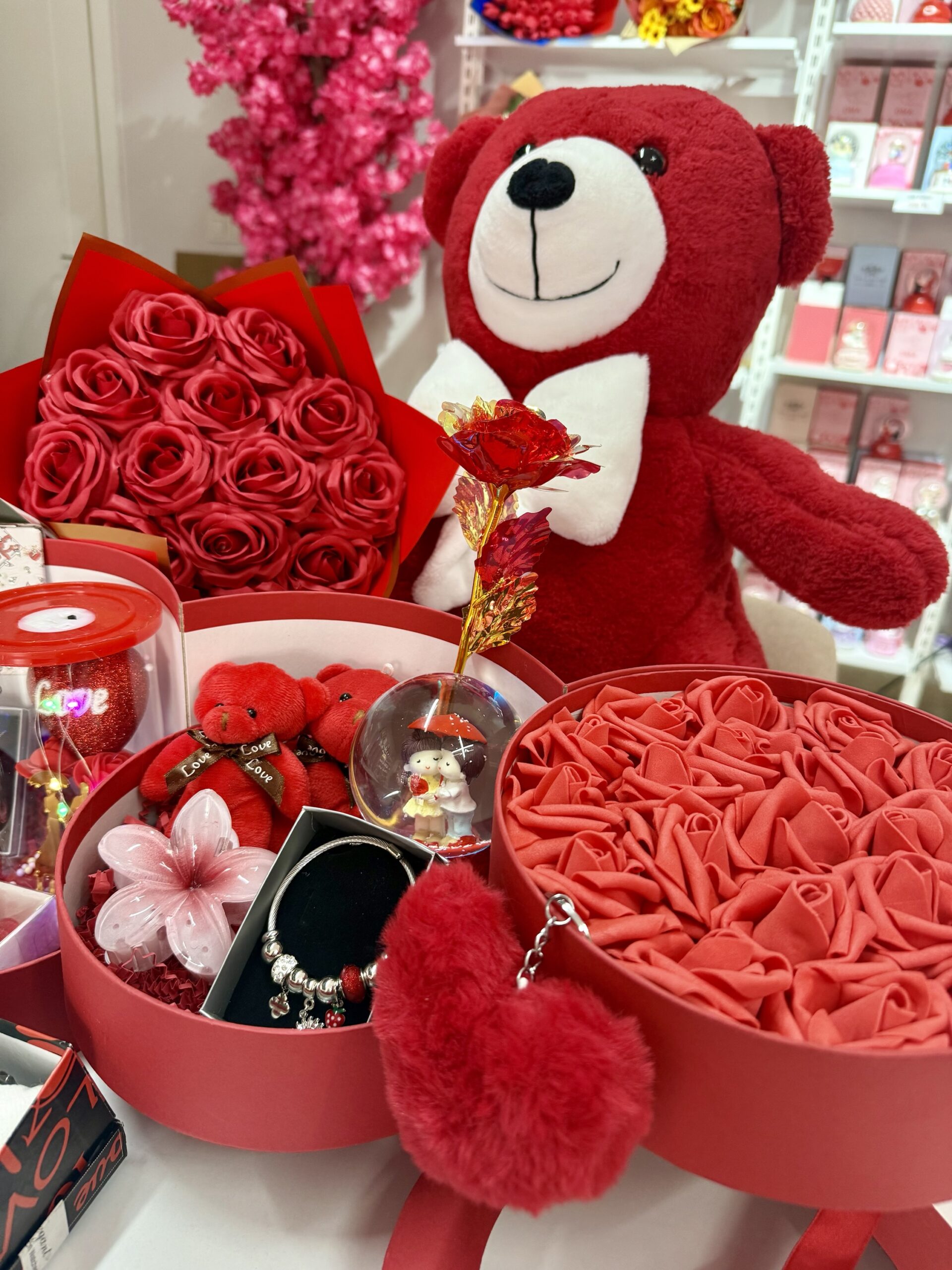 Kırmızı Kat Kat Mutluluk - Sevgiliye Özel Hediye | Kar Küresi + Takı + Ayıcık + Buket - Görsel 4