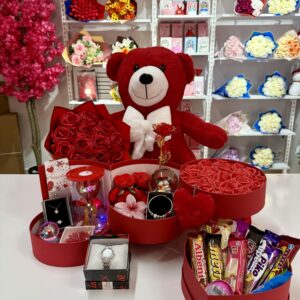 Kırmızı Kat Kat Mutluluk - Sevgiliye Özel Hediye | Kar Küresi + Takı + Ayıcık + Çikolata