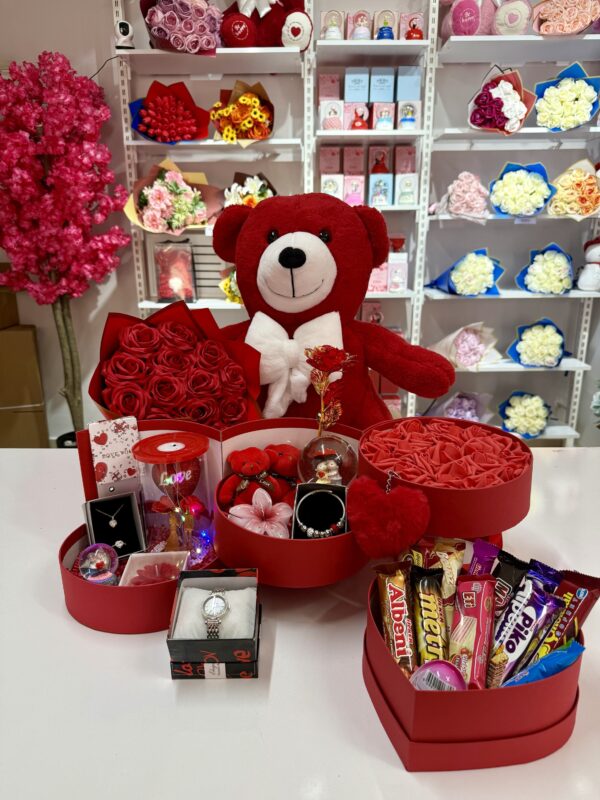 Kırmızı Kat Kat Mutluluk - Sevgiliye Özel Hediye | Kar Küresi + Takı + Ayıcık + Çikolata