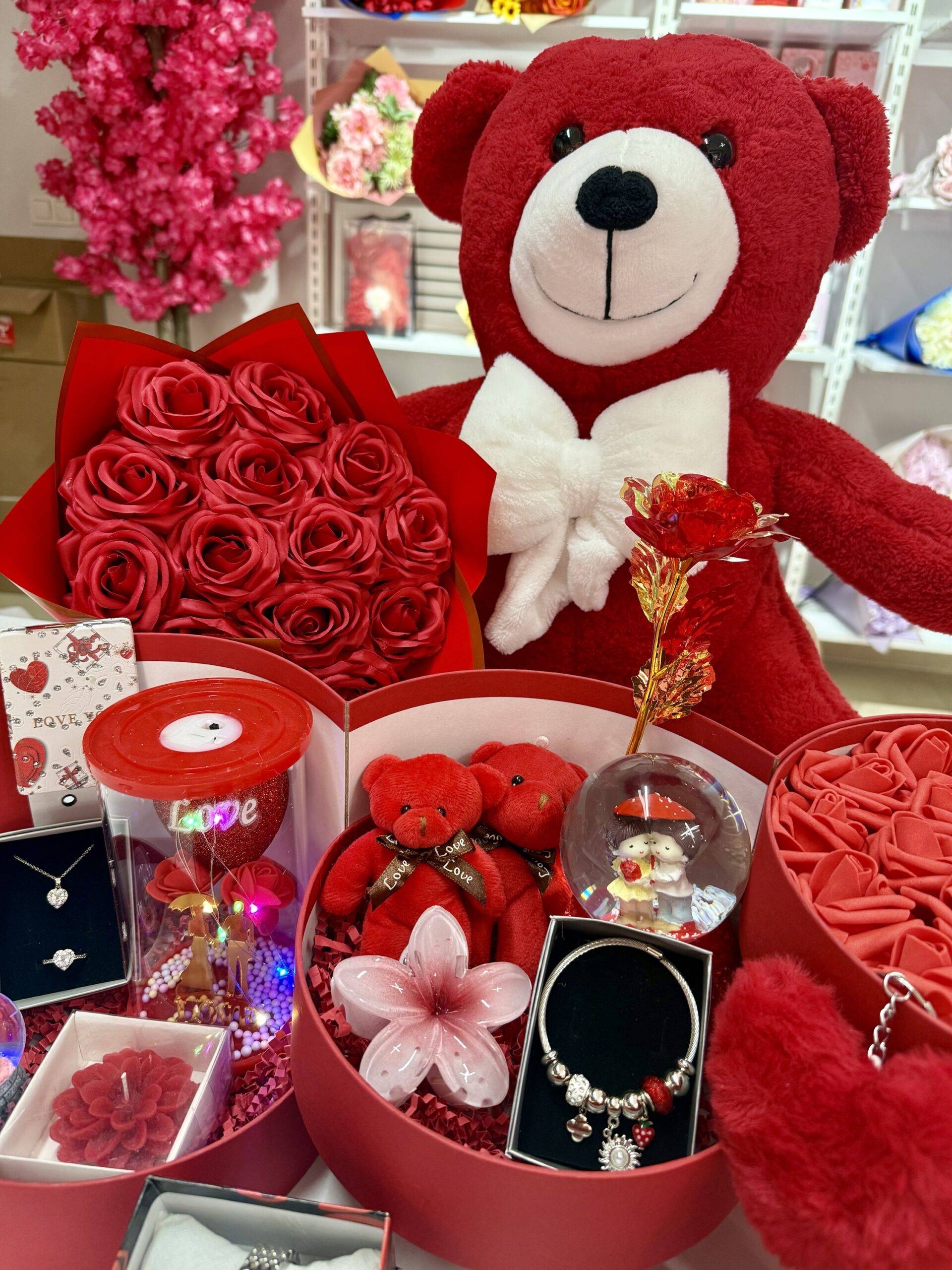 Kırmızı Kat Kat Mutluluk - Sevgiliye Özel Hediye | Kar Küresi + Takı + Ayıcık + Çikolata - Görsel 3