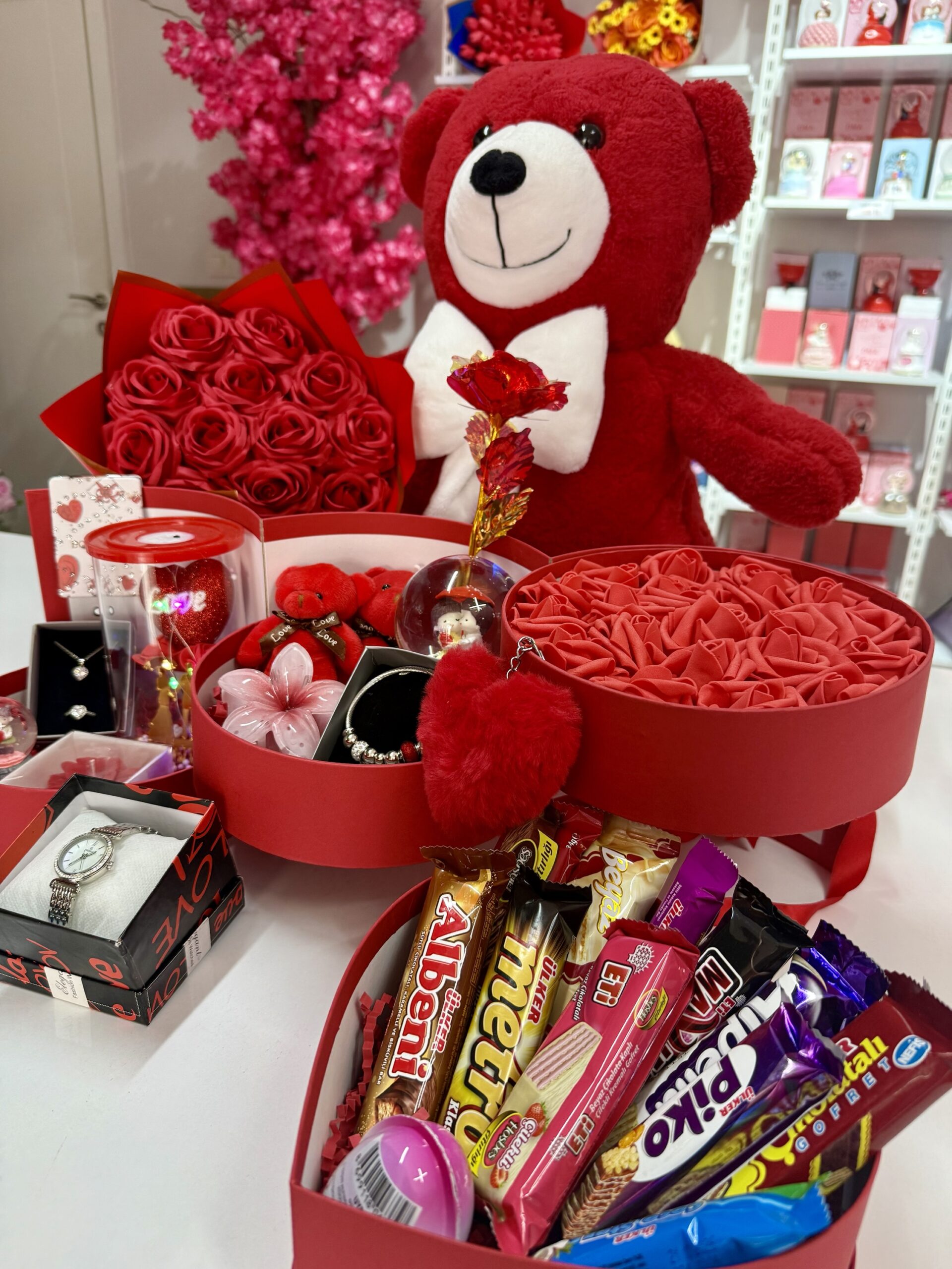 Kırmızı Kat Kat Mutluluk - Sevgiliye Özel Hediye | Kar Küresi + Takı + Ayıcık + Çikolata - Görsel 4