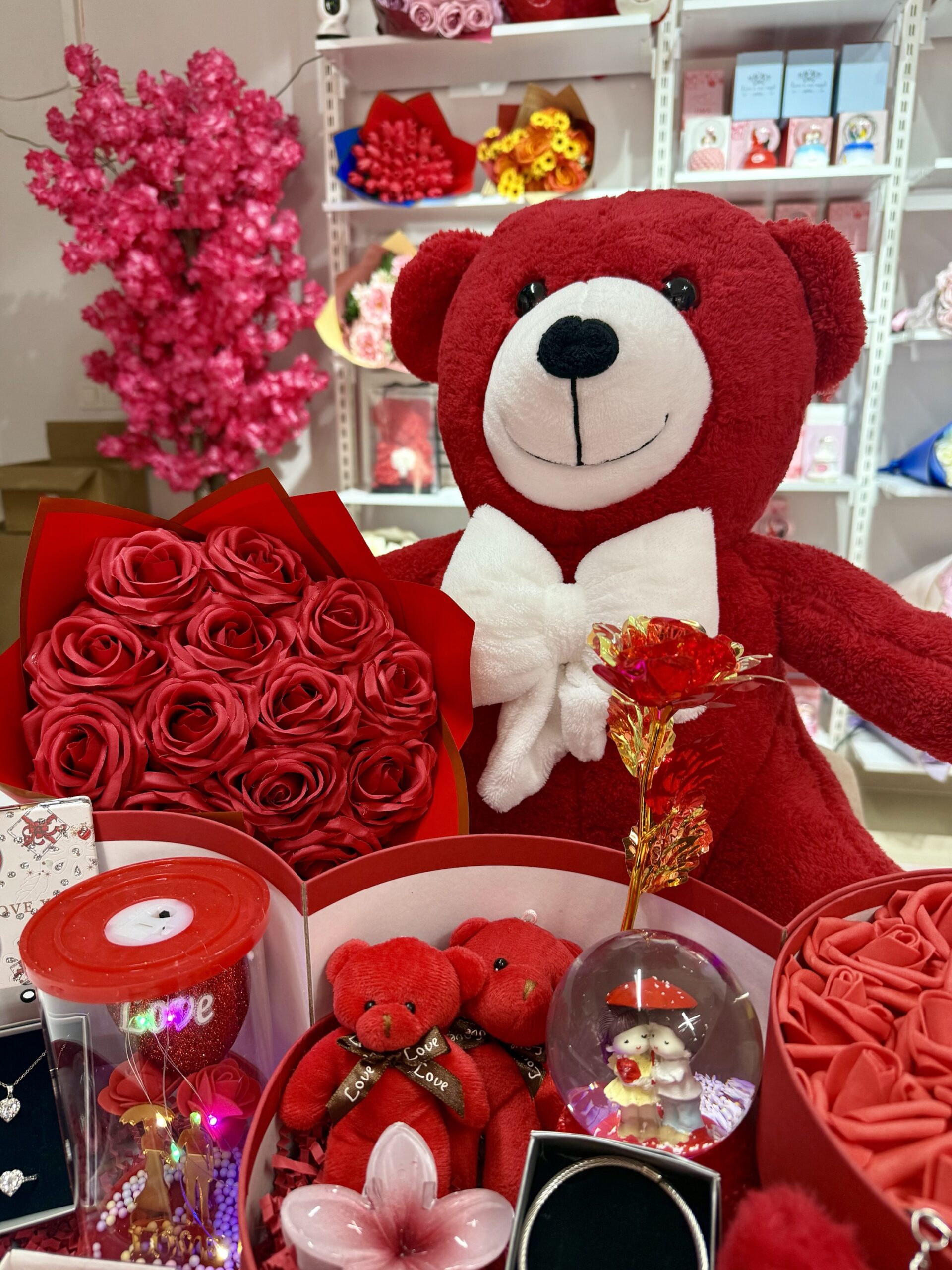 Kırmızı Kat Kat Mutluluk - Sevgiliye Özel Hediye | Kar Küresi + Takı + Ayıcık + Çikolata - Görsel 5