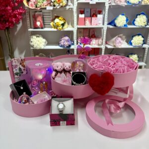 Pembe Kat Kat Mutluluk - Sevgiliye Özel Hediye | Kar Küresi + Çelik Takı + Peluş Ayıcık