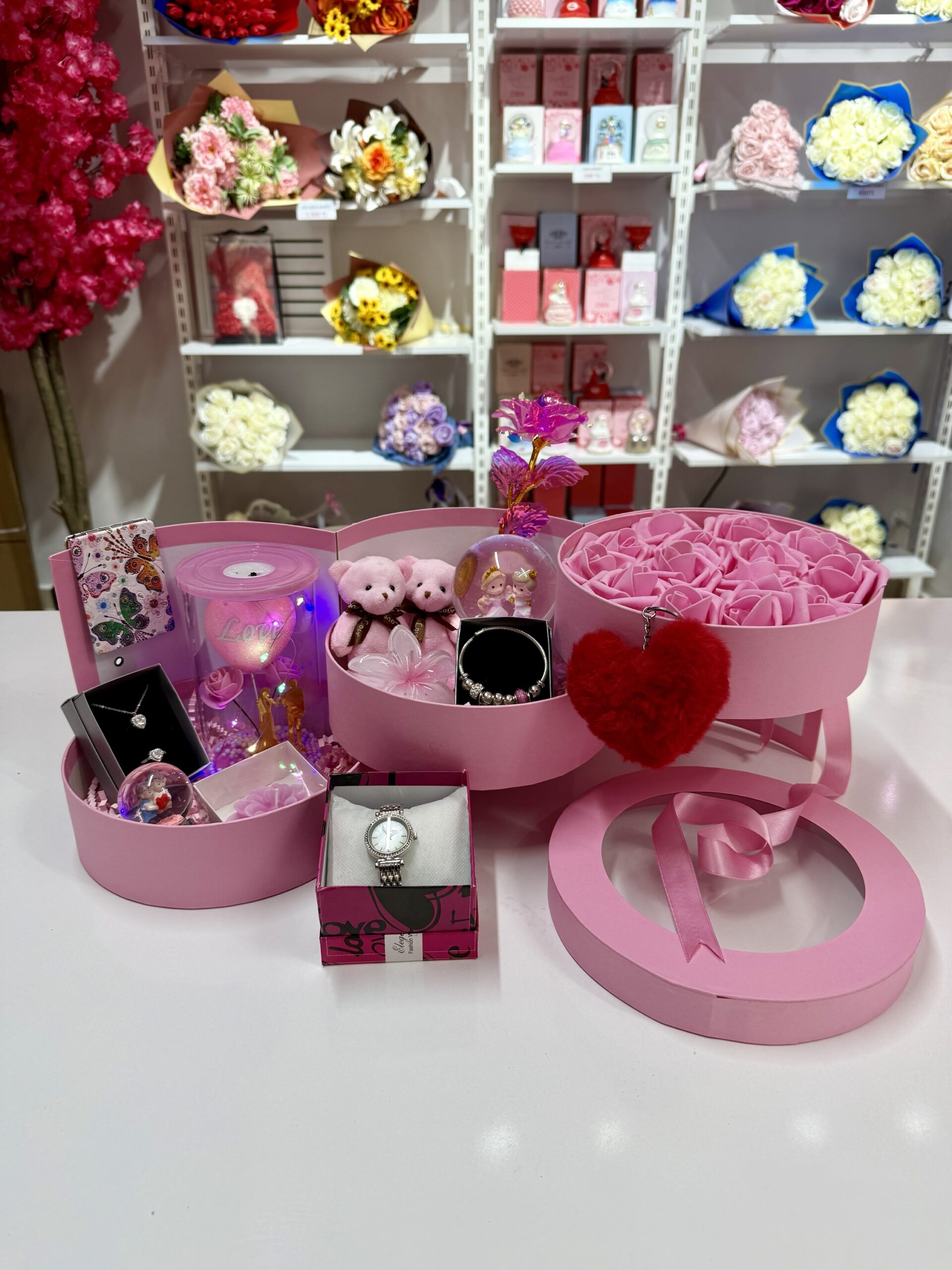 Pembe Kat Kat Mutluluk - Sevgiliye Özel Hediye | Kar Küresi + Çelik Takı + Peluş Ayıcık