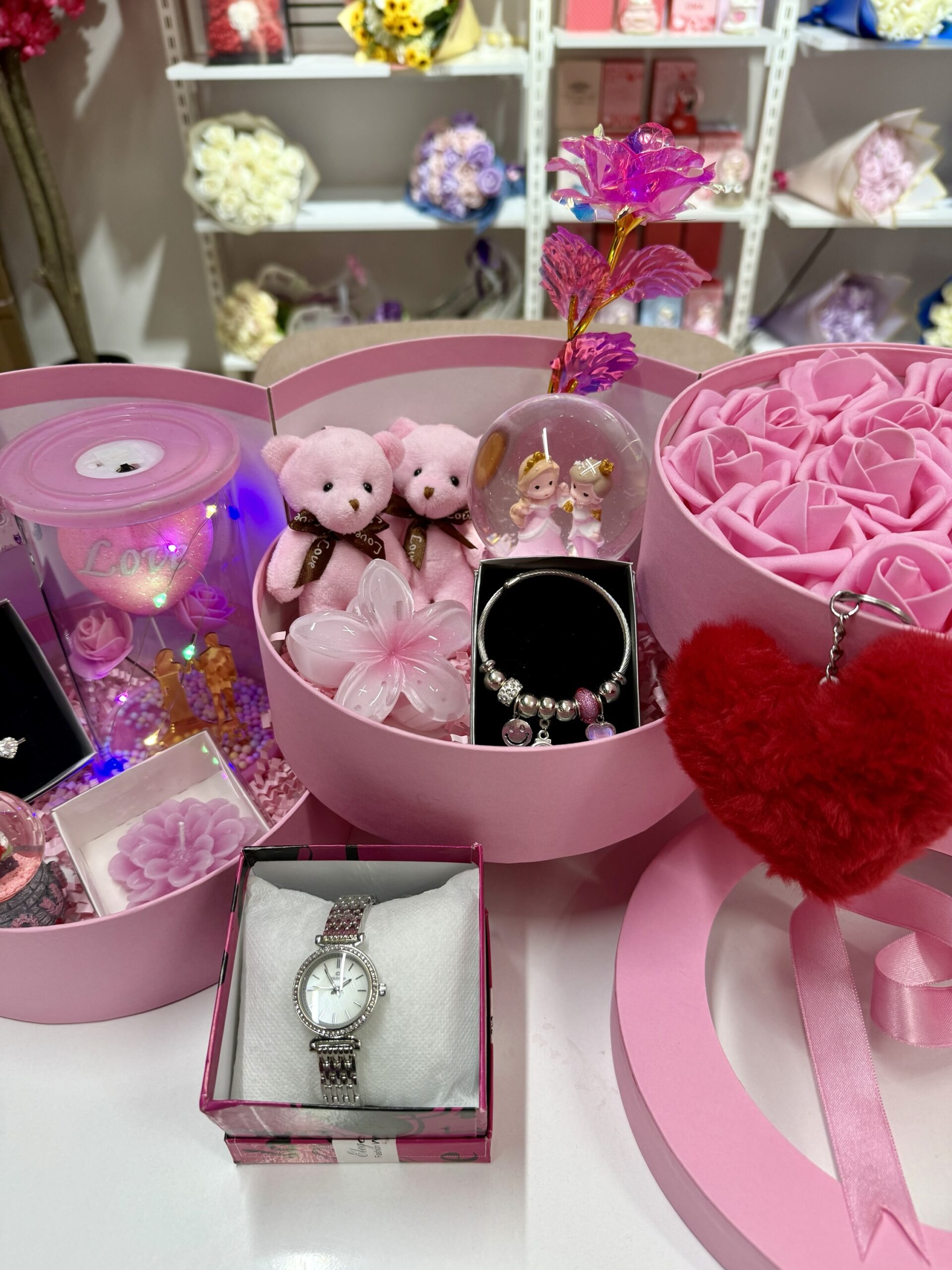 Pembe Kat Kat Mutluluk - Sevgiliye Özel Hediye | Kar Küresi + Çelik Takı + Peluş Ayıcık - Görsel 3