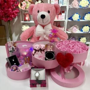 Pembe Kat Kat Mutluluk İkili - Sevgiliye Romantik Hediye Kutusu | Kar Küresi + Takı + Peluş Ayıcık