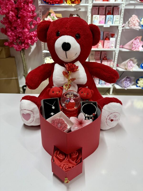 Full Kırmızı Aşk Evreni - Sevgiliye Romantik Hediye Kutusu | Kar Küresi + Çelik Takı + Peluş Ayı