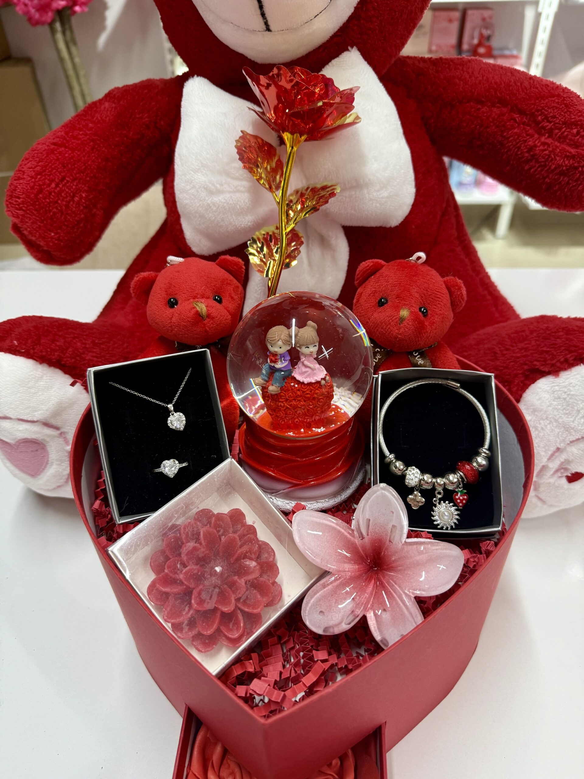 Full Kırmızı Aşk Evreni - Sevgiliye Romantik Hediye Kutusu | Kar Küresi + Çelik Takı + Peluş Ayı - Görsel 2