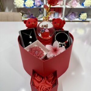 Full Kırmızı Aşk Evreni - Sevgiliye Romantik Hediye Kutusu | Kar Küresi + Çelik Takı + Mini Peluş Ayıcık