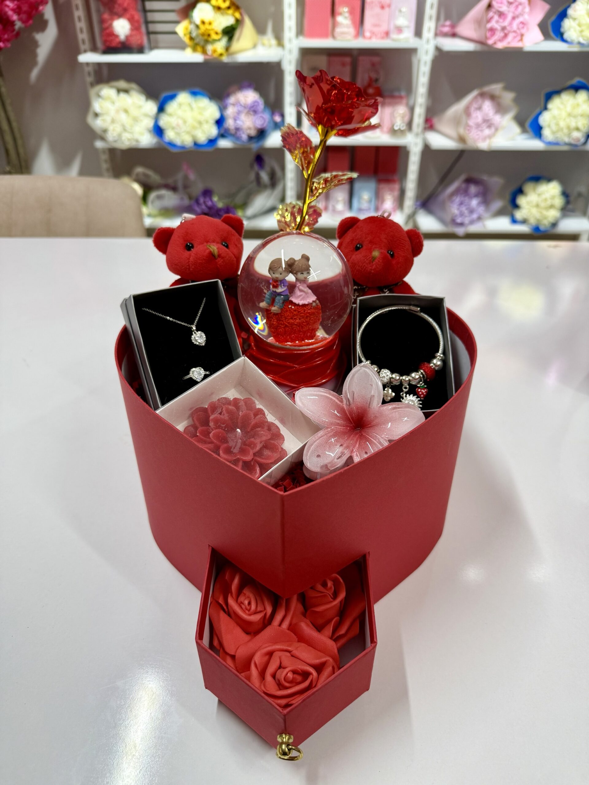 Full Kırmızı Aşk Evreni - Sevgiliye Romantik Hediye Kutusu | Kar Küresi + Çelik Takı + Mini Peluş Ayıcık