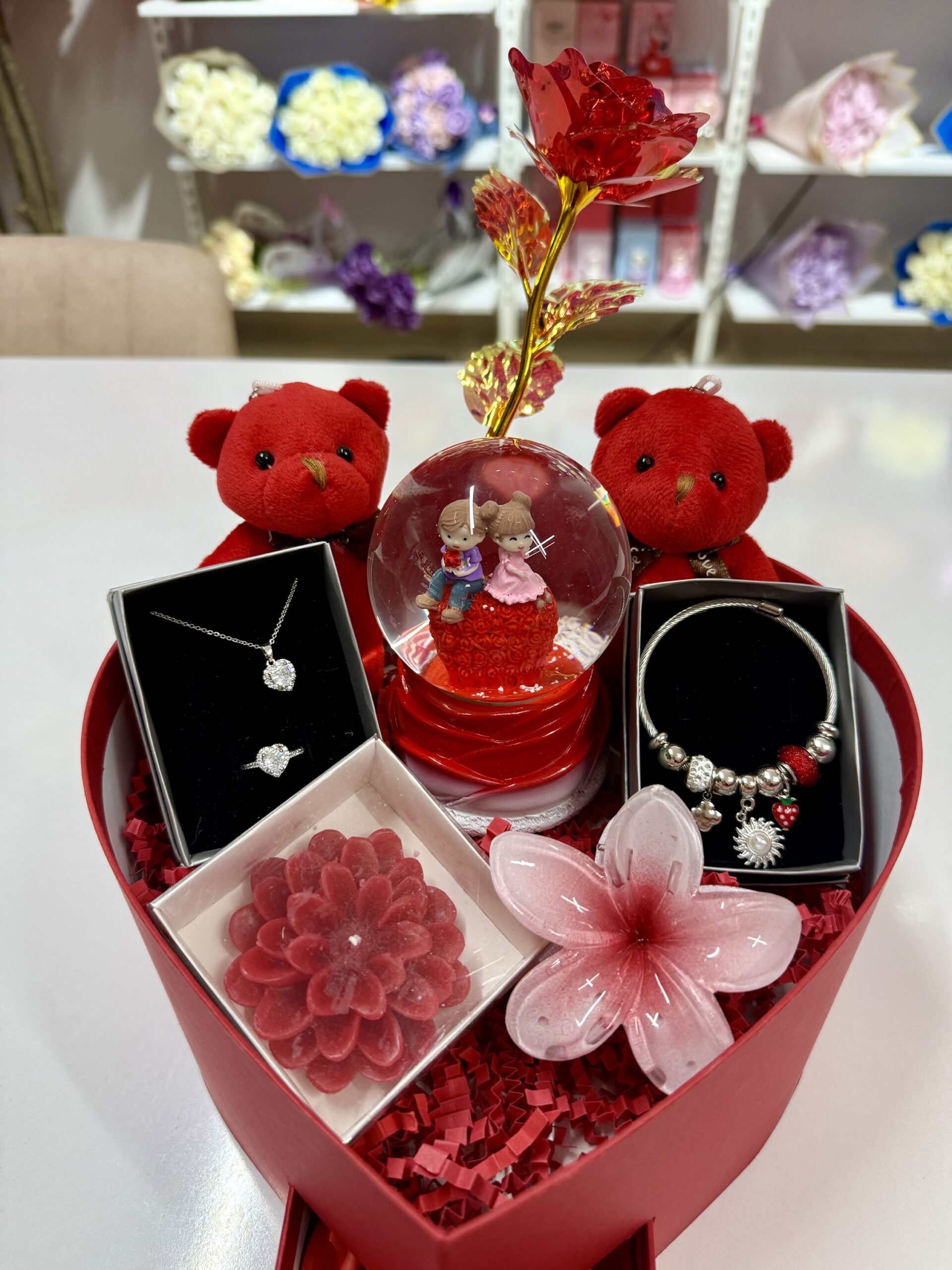 Full Kırmızı Aşk Evreni - Sevgiliye Romantik Hediye Kutusu | Kar Küresi + Çelik Takı + Mini Peluş Ayıcık - Görsel 2