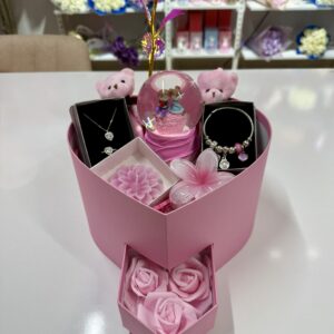 Full Pembe Aşk Evreni - Sevgiliye Romantik Hediye Kutusu | Kar Küresi + Çelik Takı + Peluş Ayıcık