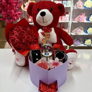 Kırmızı Aşk Evreni - Sevgiliye Romantik Hediye Kutusu | Kar Küresi + Takı + Ayıcık + Gül