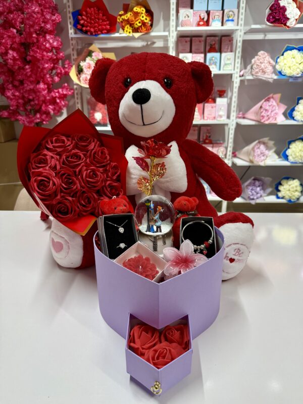 Kırmızı Aşk Evreni - Sevgiliye Romantik Hediye Kutusu | Kar Küresi + Takı + Ayıcık + Gül