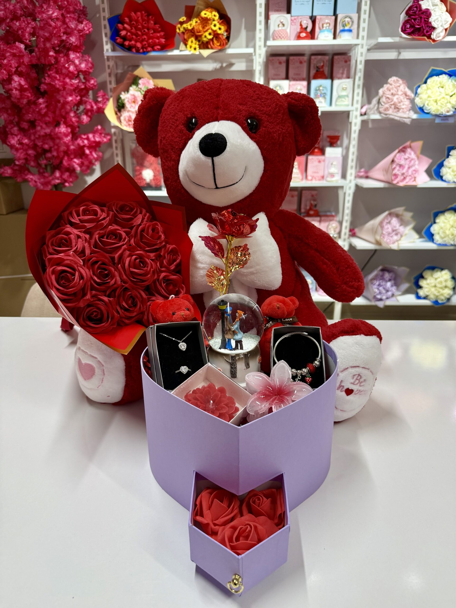 Kırmızı Aşk Evreni - Sevgiliye Romantik Hediye Kutusu | Kar Küresi + Takı + Ayıcık + Gül