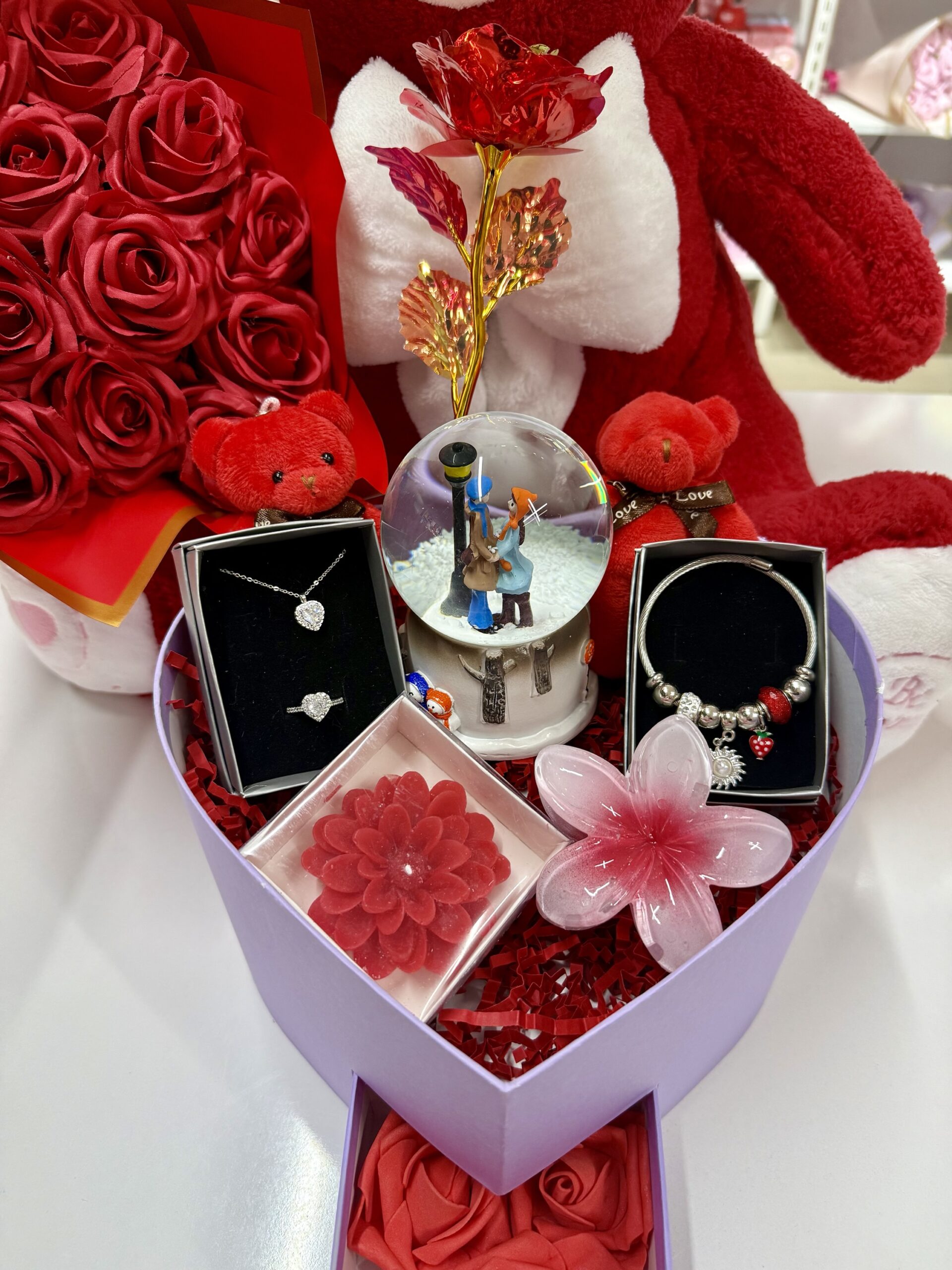 Kırmızı Aşk Evreni - Sevgiliye Romantik Hediye Kutusu | Kar Küresi + Takı + Ayıcık + Gül - Görsel 2