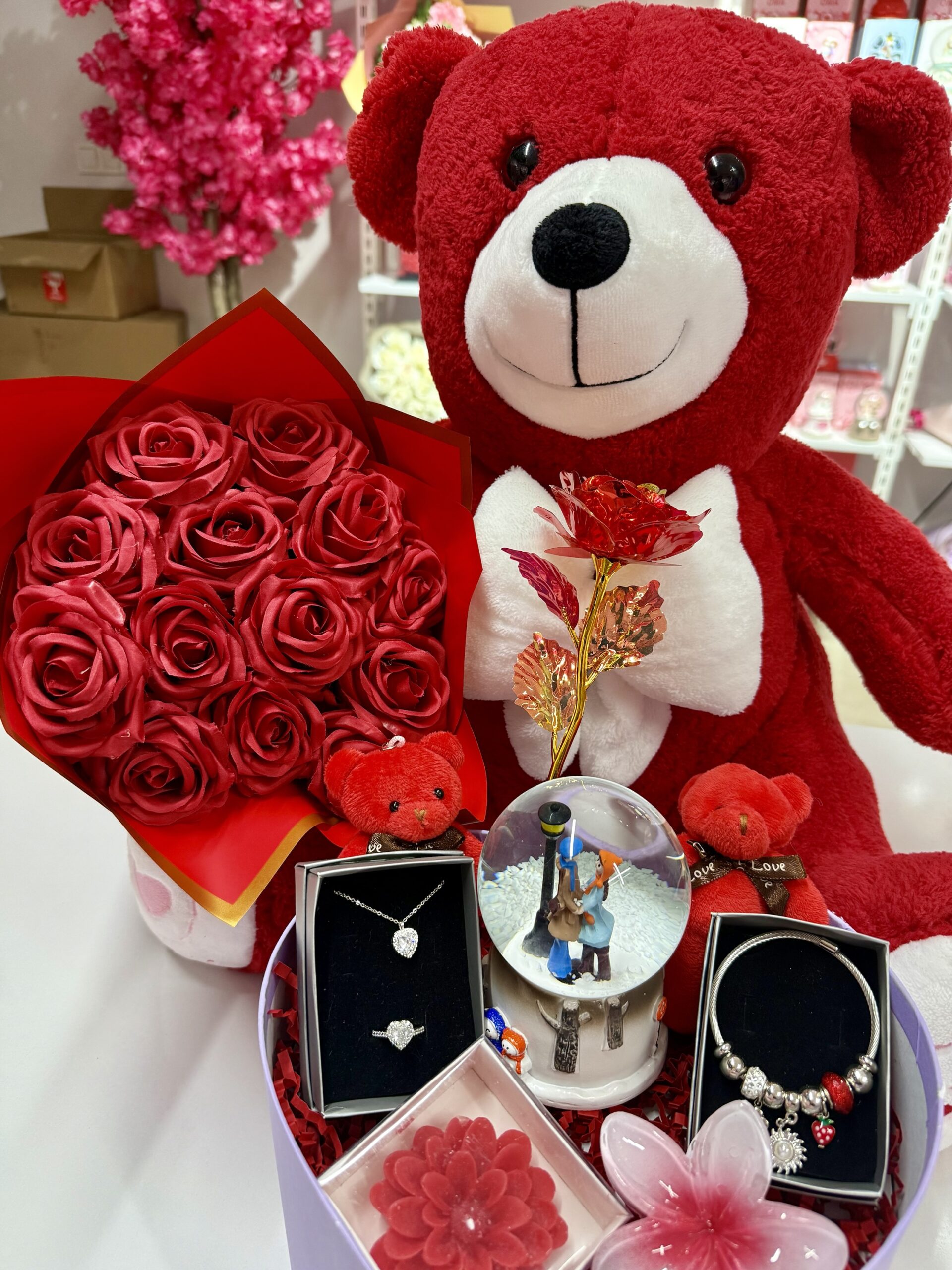 Kırmızı Aşk Evreni - Sevgiliye Romantik Hediye Kutusu | Kar Küresi + Takı + Ayıcık + Gül - Görsel 3