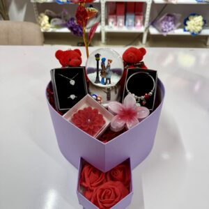 Kırmızı Aşk Evreni - Sevgiliye Romantik Hediye Kutusu | Kar Küresi + Çelik Takı + Peluş Ayıcık