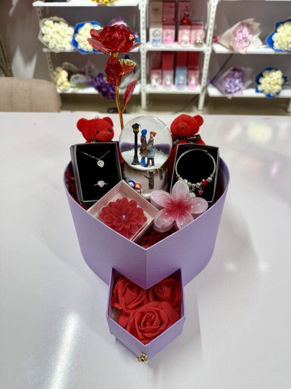 Kırmızı Aşk Evreni - Sevgiliye Romantik Hediye Kutusu | Kar Küresi + Çelik Takı + Peluş Ayıcık