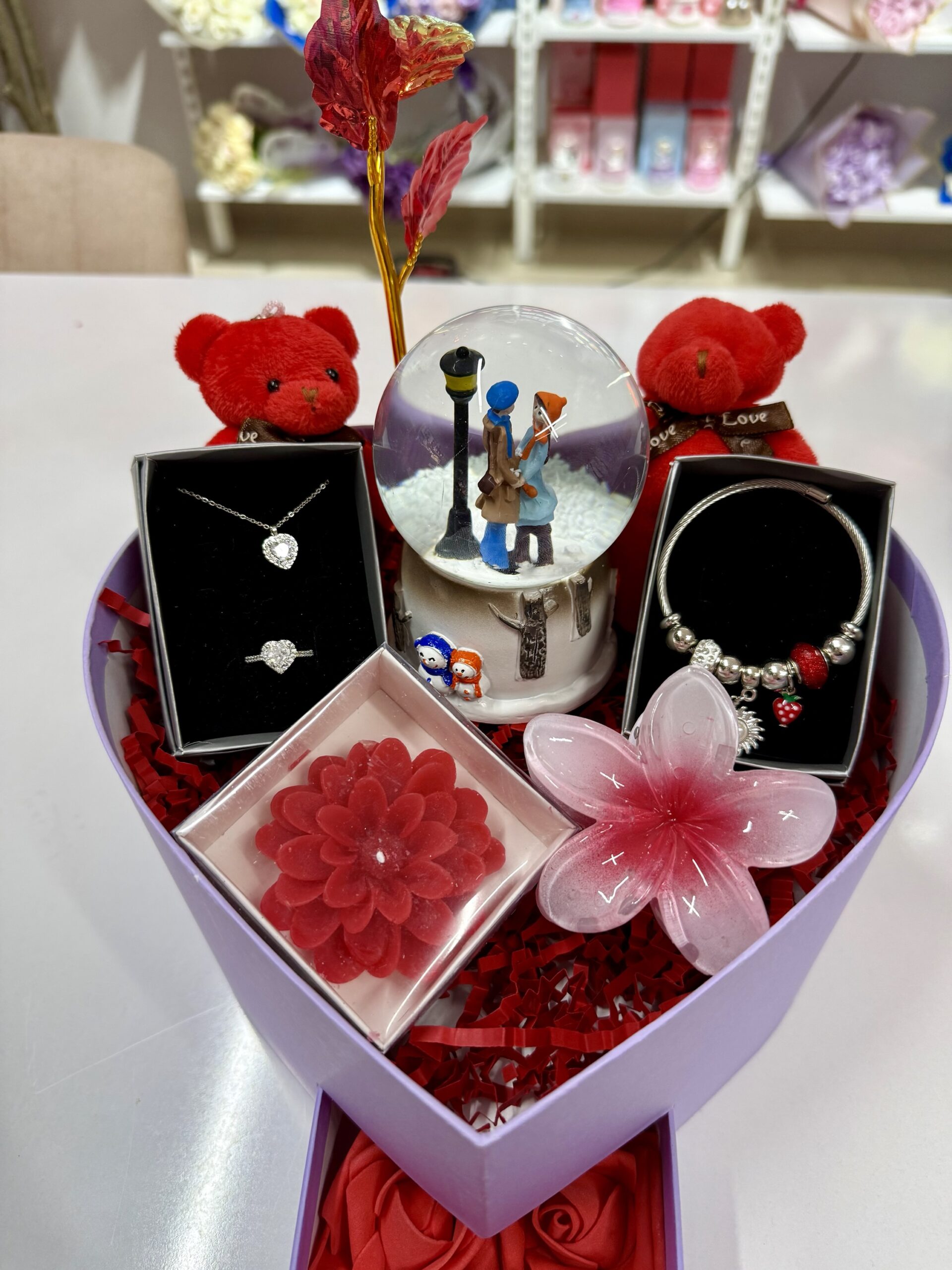 Kırmızı Aşk Evreni - Sevgiliye Romantik Hediye Kutusu | Kar Küresi + Çelik Takı + Peluş Ayıcık - Görsel 2
