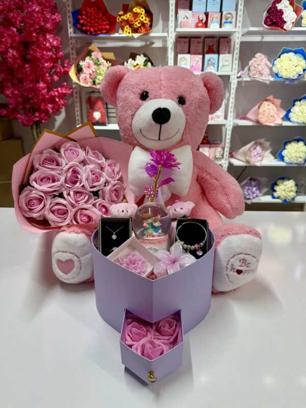 Pembe Aşk Evreni - Sevgiliye Romantik Hediye Kutusu | Kar Küresi + Takı + Ayıcık + Gül