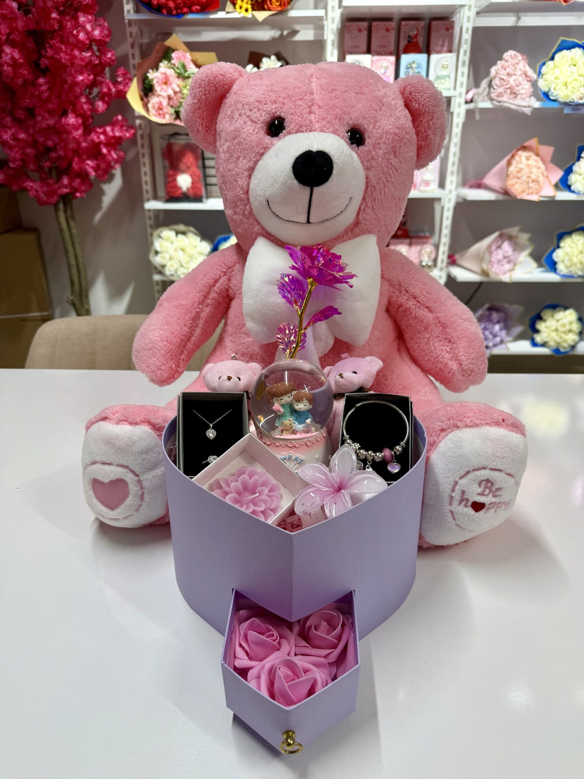 Pembe Aşk Evreni İkili - Sevgiliye Romantik Hediye Kutusu | Kar Küresi + Takı + Peluş Ayıcık