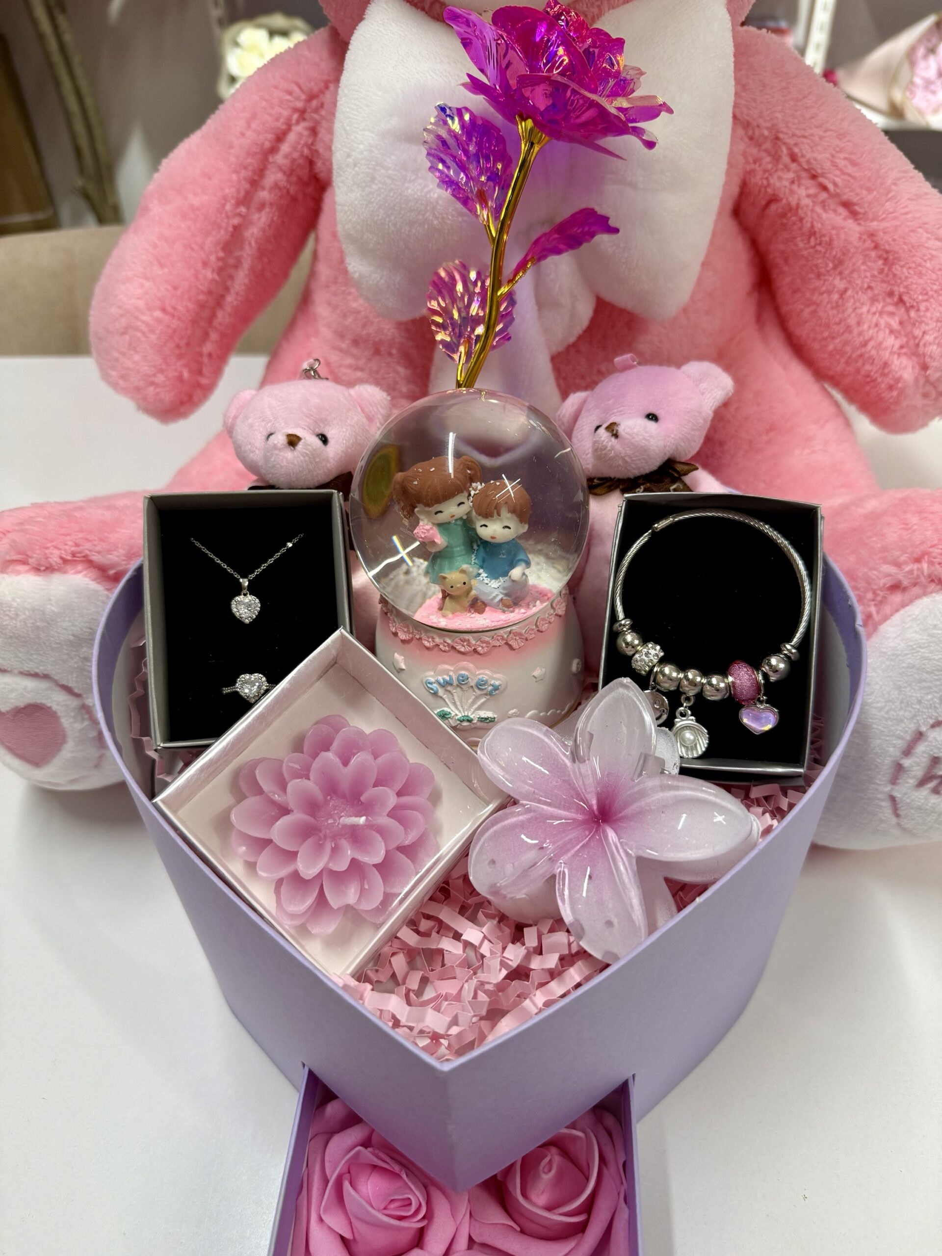 Pembe Aşk Evreni İkili - Sevgiliye Romantik Hediye Kutusu | Kar Küresi + Takı + Peluş Ayıcık - Görsel 2