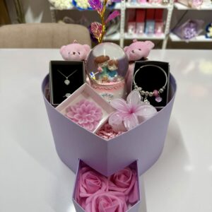 Pembe Aşk Evreni - Sevgiliye Romantik Hediye Kutusu | Kar Küresi + Çelik Takı + Peluş Ayıcık