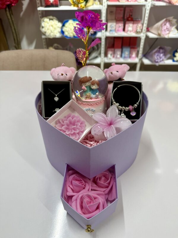 Pembe Aşk Evreni - Sevgiliye Romantik Hediye Kutusu | Kar Küresi + Çelik Takı + Peluş Ayıcık